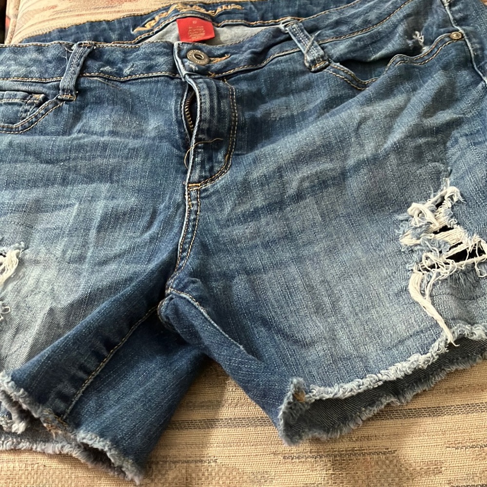 FINAL MARKDOWN Arizona jeans distressed shorts 12